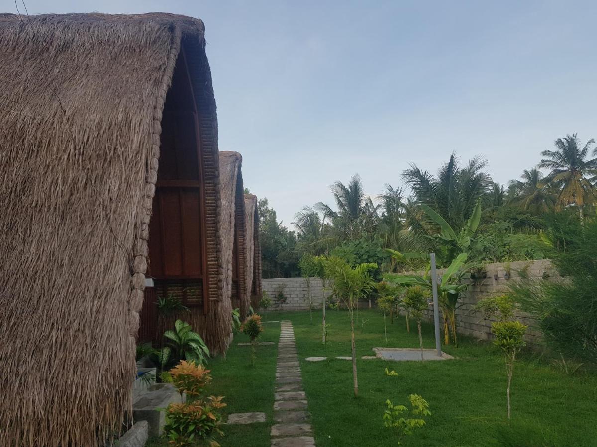 Tropical Sunday Bungalow - Surf And Stay Selong Belanak Extérieur photo